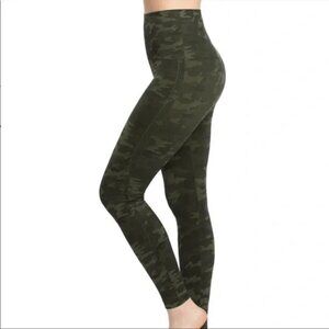Spanx Look at Me Now Seamless Cropped Leggings in Green Camo I Large